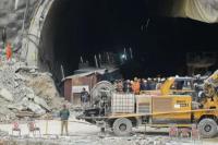 Bebaskan 41 Pekerja yang Terjebak Terowongan, Tim Penyelamat India Gali dengan Tangan