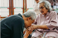 Saat Ganjar Bersimpuh ke Istri Mantan Kapolri Meri Hoegeng