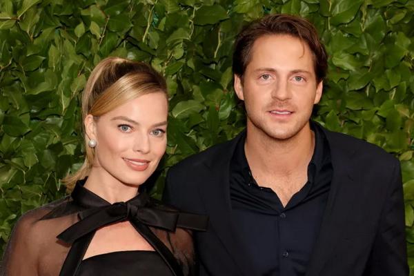 Hadiri Gotham Awards, Margot Robbie dan Tom Ackerley Tampil dengan Black Magic Ensemble