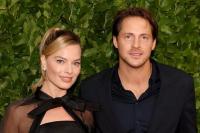 Hadiri Gotham Awards, Margot Robbie dan Tom Ackerley Tampil dengan Black Magic Ensemble