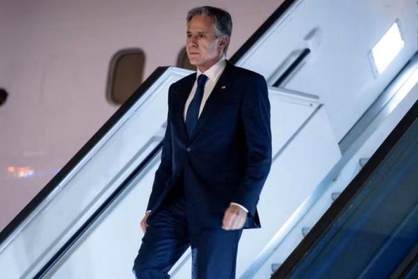 Menteri Luar Negeri AS Antony Blinken turun dari pesawatnya di Bandara Ben Gurion di Tel Aviv, Israel, pada 30 November 2023. Foto via Reuters 