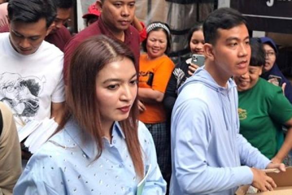 Didampingi Selvi Ananda, Gibran Bagi-bagi Susu di Tanah Abang