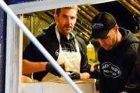 Bradley Cooper Kepergok Jualan Camilan Food Truck di New York, Ada Gigi Hadid Juga!