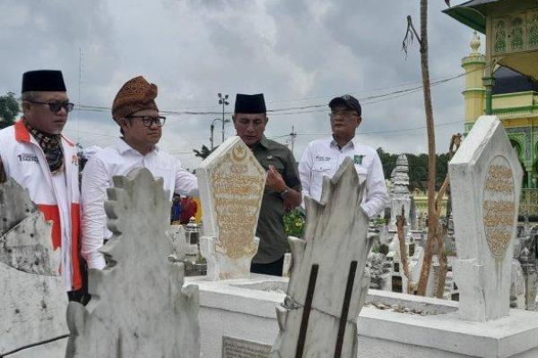 Di Langkat, Gus Imin Ziarahi Makam Pujangga Amir Hamzah dan Baca Puisi