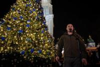 Warga Kyiv Nyalakan Pohon Natal, Perayaan Pertama dalam 21 Bulan Perang Rusia