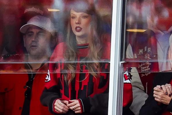 Taylor Swift dan Donna Kelce Bersatu Lagi di Pertandingan Travis Kelce Lawan Buffalo Bills
