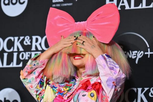 Sia Mengaku Operasi Sedot Lemak untuk Menurunkan Berat Badan