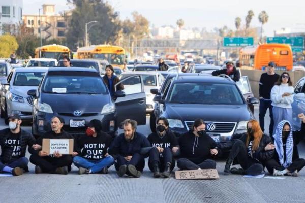 Tolak Perang Gaza, Jalan Tol Los Angeles Diblokir oleh Pengunjuk Rasa Yahudi