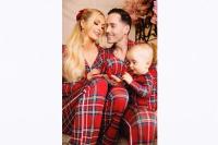 Paris Hilton dan Keluarganya Kenakan Piyama Serasi untuk Foto Natal Pertama Keluarga