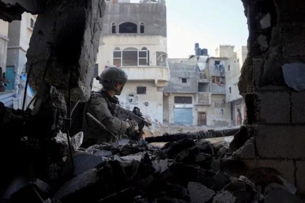 Berpacu dengan Bom, Pekerja Membungkus Jenazah dengan Kain Kafan di Gaza Utara