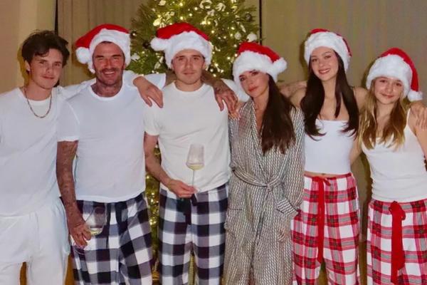 David Beckham Unggah Foto Natal Keluarga, Kompak dan Manis!