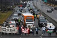 Puluhan Orang Ditangkap dalam Protes pro-Palestina di Dua Bandara Utama AS
