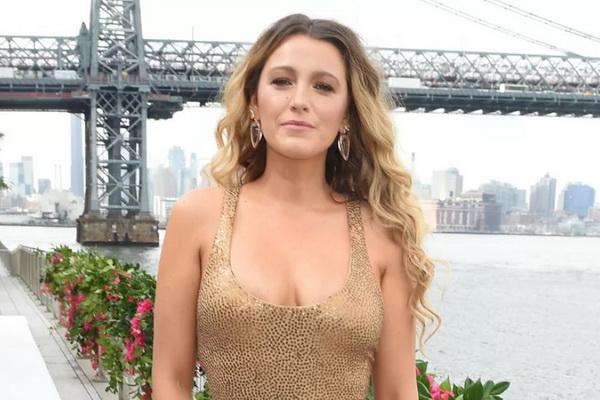 Tamasya ke Disneyland Paris, Blake Lively Terlihat Sedang Memompa ASI