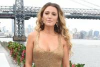 Tamasya ke Disneyland Paris, Blake Lively Terlihat Sedang Memompa ASI