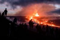 Kecanduan Gunung Berapi, Wisatawan Berlomba Saksikan Letusan di Islandia