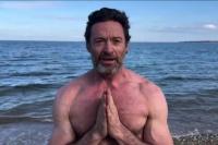 Rayakan Tahun Baru 2024, Hugh Jackman Berenang di Laut yang Dingin