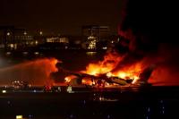 Tabrakan Usai Gempa, Pesawat Japan Airlines Terbakar di Landasan Pacu Bandara Tokyo