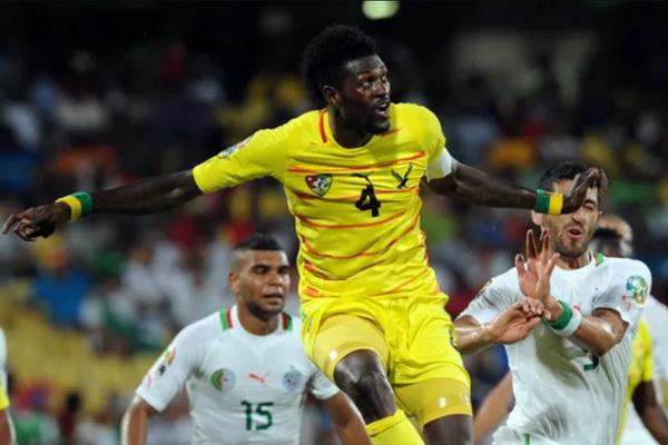 Mantan penyerang Togo Emmanuel Adebayor (tengah) bersaing dengan bek Aljazair Liassine Cadamuro (kanan) pada pertandingan Togo-Aljazair Piala Afrika 2013 di Rustenburg pada 26 Januari 2013, di Stadion Royal Bafokeng di Afrika Selatan. (FOTO: AFP)