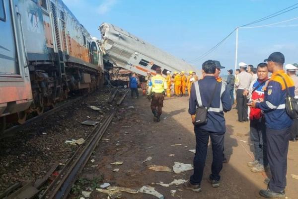 Tabrakan Adu Banteng Kereta Api Turangga dan Bandung Raya Hingga Terguling