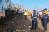 Tabrakan Adu Banteng Kereta Api Turangga dan Bandung Raya Hingga Terguling