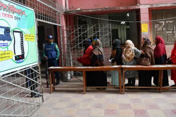 Jelang Pemilu, Tempat Pemungutan Suara di Bangladesh Dibakar