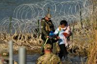 Texas Halangi Penyelamatan Tiga Migran yang Tenggelam di Perbatasan AS