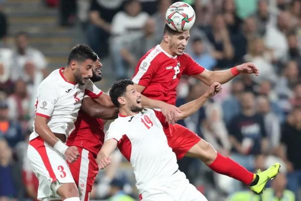 Mahmoud Wadi dari Palestina mencetak gol pada pertandingan Piala Asia AFC, Palestina v Yordania, Grup B di Stadion Mohammed Bin Zayed, Abu Dhabi, pada 15 Januari 2019. (FOTO: REUTERS)