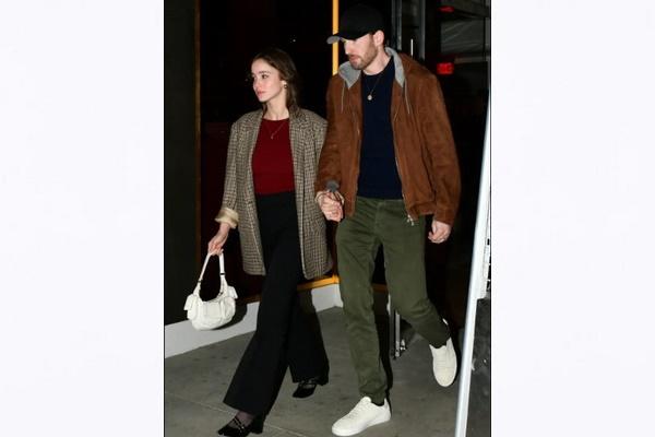 Chris Evans dan Istrinya Alba Baptista Kencan Ganda dengan Robert Pattinson dan Suki Waterhouse