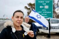 Bersolidaritas terhadap Para Sandera, Warga Israel Ramai-ramai Kenakan Tag Anjing