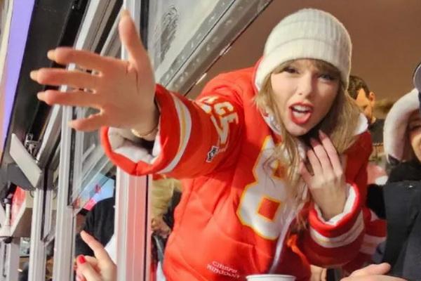 Taylor Swift Beri Syal untuk Penggemar yang Kedinginan saat Nonton Pertandingan Chiefs (FOTO: PEOPLE)