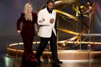 Idap Penyakit MS, Christina Applegate Pakai Tongkat Hadiri Emmy Awards 2023 