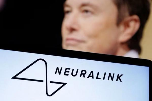 Logo Neuralink dan foto Elon Musk terlihat dalam ilustrasi yang diambil pada 19 Desember 2022. Foto: Reuters 