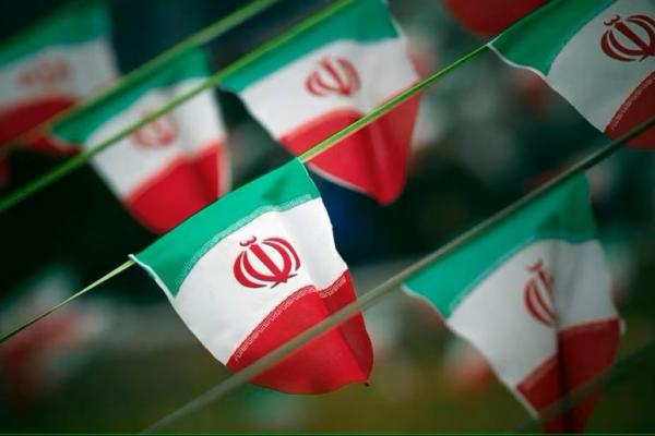 Bendera nasional Iran terlihat di sebuah alun-alun di Teheran 10 Februari 2012. Foto: Reuters 