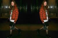 Jessica Biel Tampil ala Rocker 90-an dengan Gaya Grunge Kemeja Flanel