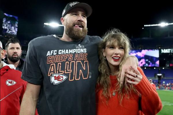 Taylor Swift usai menonton pertandingan Travis Kelce, Kansas City Chiefs vs Baltimore Ravens, Minggu (28/1/2024). 