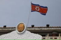 Bendera Korea Utara berkibar di kantor konsuler Korea Utara di Dandong, provinsi Liaoning, Tiongkok 20 April 2021. Foto: Reuters