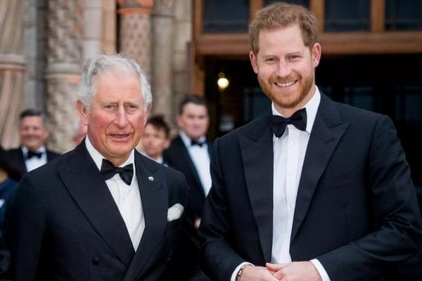Raja Charles dan Pangeran Harry. (FOTO: WIREIMAGE) 