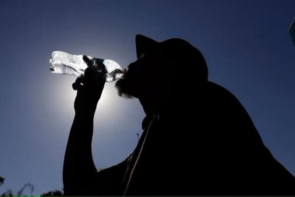Ilustrasi minum air putih (Foto: Reuters) 