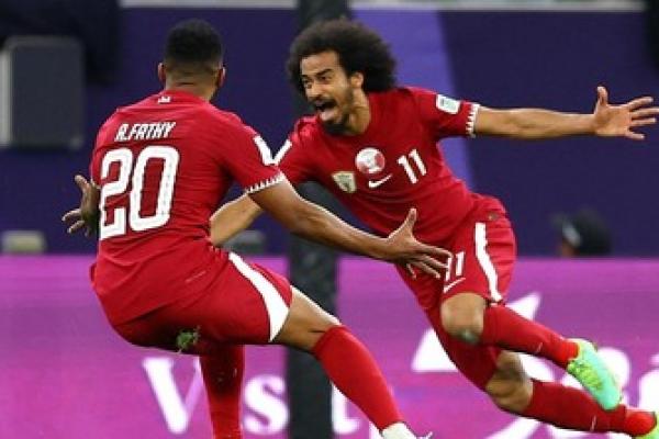 Akram Afifi (kanan), pemain Timnas Qatar di Piala Asia 2023. Foto: cnnindonesia