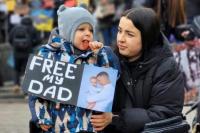 Ikut Demo, Bocah Ukraina Ini Berharap Ayahnya Dibebaskan dari Tahanan Rusia
