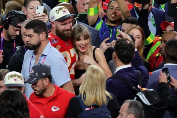 Taylor Swift dan Travis Kelce usai kemenangan Chiefs di Super Bowl 2024, Minggu (11/2/2024) di Las Vegas. (FOTO: GETTY IMAGE) 