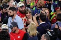 Taylor Swift dan Travis Kelce usai kemenangan Chiefs di Super Bowl 2024, Minggu (11/2/2024) di Las Vegas. (FOTO: GETTY IMAGE)