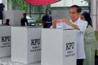 Jokowi Antre Tiga Menit Sebelum Masuk Bilik Suara