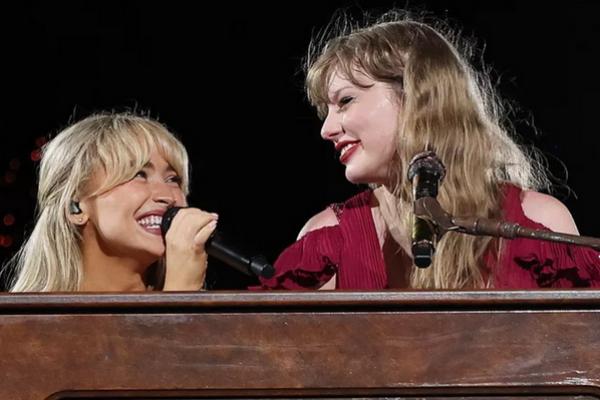 Taylor Swift tampil bersama Sabrina Carpenter di Sydney, Australia, Jumat (23/2/2024). (FOTO: TAS MANAGEMENT/GETTY IMAGE) 