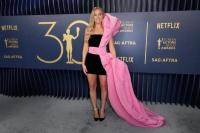 SAG Awards 2024, Margot Robbie Tampil ala Barbie 80-an dengan Gaun Mini Hitam-Pink