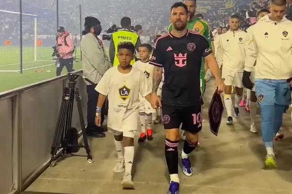 Keistimewaan Punya Ibu Kim Kardashian, Saint West Gandengan Tangan dengan Lionel Messi