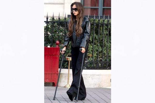 Patah Kaki Jelang Paris Fashion Week, Victoria Beckham Berjalan Pakai Kruk