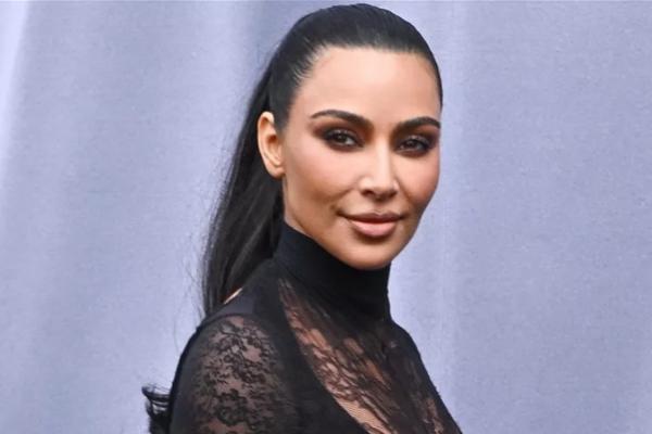 Kim Kardashian menghadiri pertunjukan Balenciaga di Paris pada 3 Maret 2024. (FOTO:JACOPO RAULE/GETTY) 