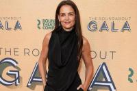 Pamer Lengan Kencang, Katie Homes Pakai Gaun Hitam Sleeveless di New York Gala