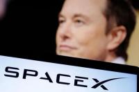 Logo SpaceX dan foto Elon Musk terlihat dalam ilustrasi yang diambil pada 19 Desember 2022. Foto: REUTERS